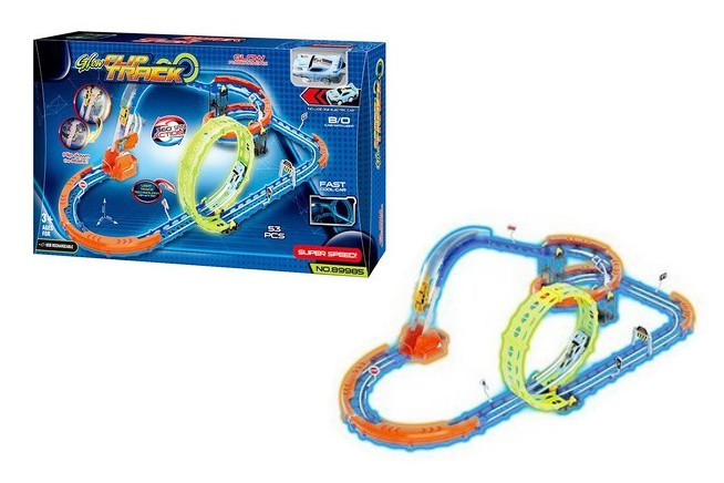 Tor z pętlami i autkiem wspinającym się po schodach